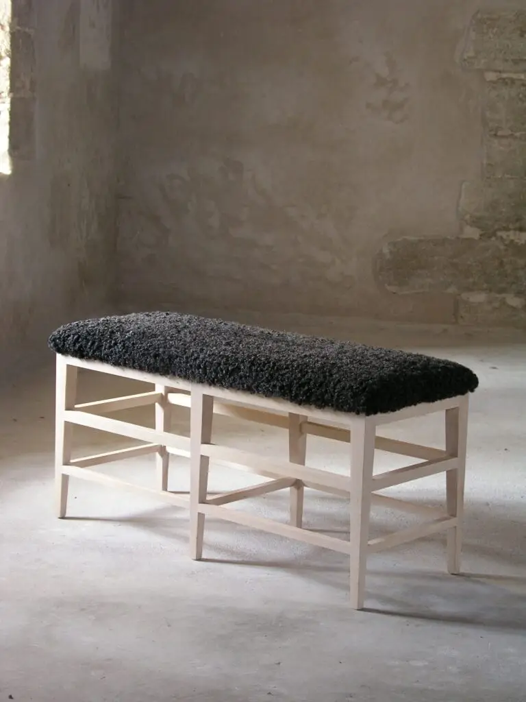 Fårö bänk med natur trä med fårskinn